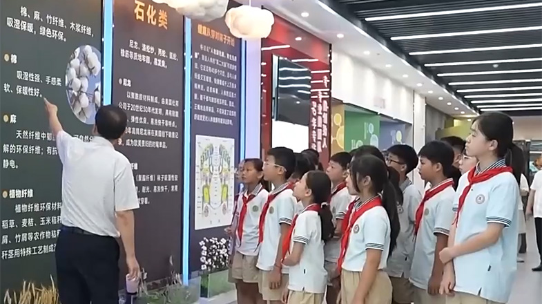 习近平等为受表彰的全国“两优一先”代表颁奖