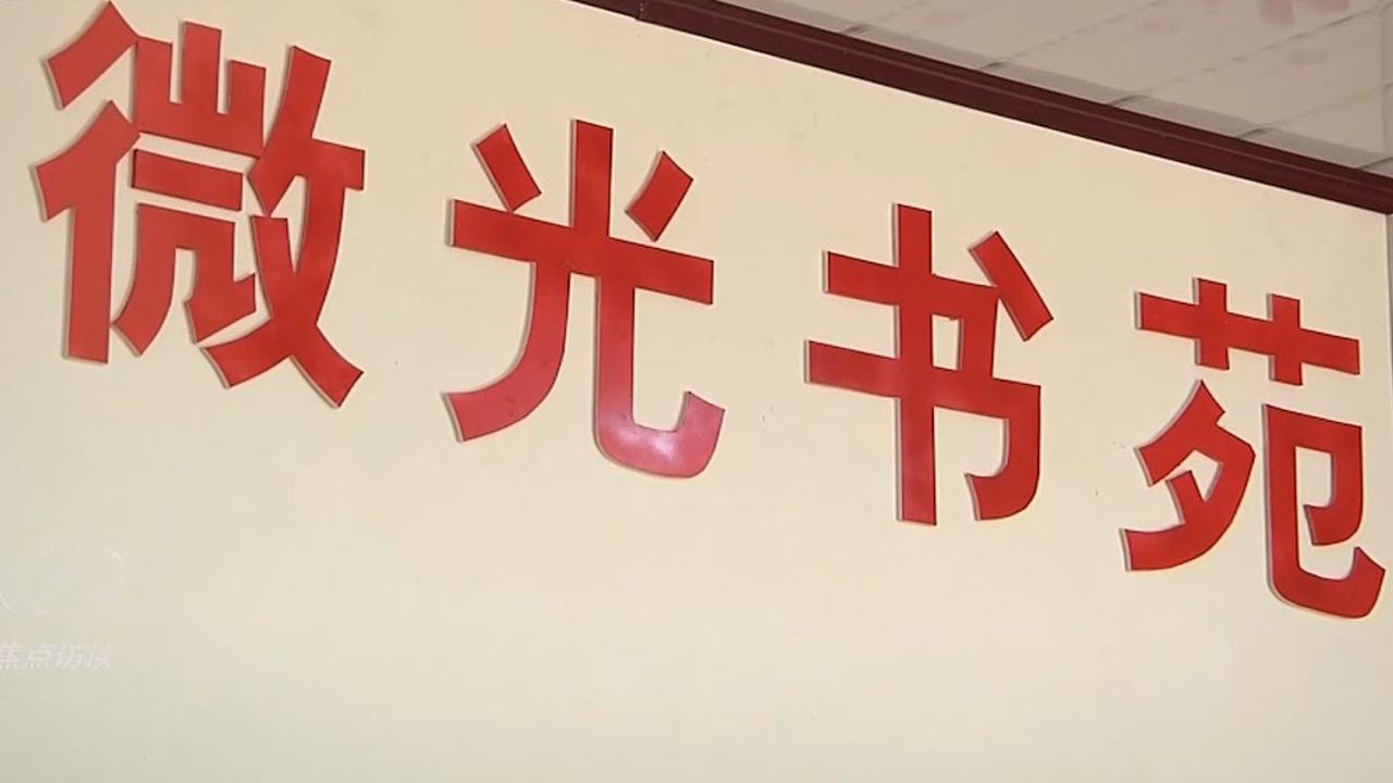 朴灿烈模仿向佐摸鼻梁动作