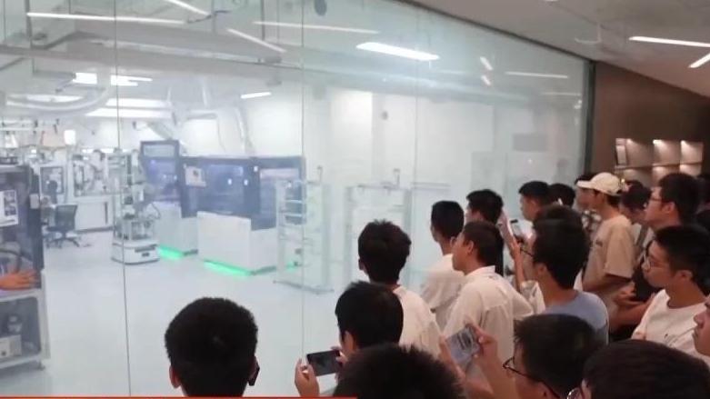 上海爷叔现身被大量股民围观